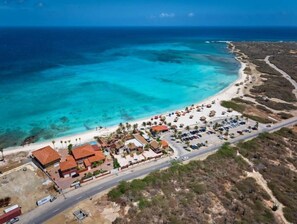 Sulla spiaggia, lettini da mare, teli da spiaggia