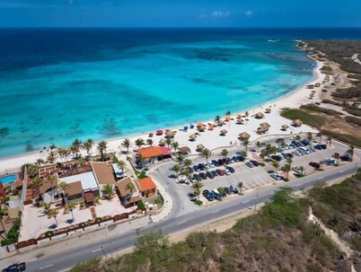 Oceanfront Honeymoon Suite - 5 min drive from all high rise hotels!