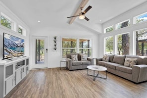 Casa, várias camas, varanda (#21 3567 US 290 E) | Área de estar