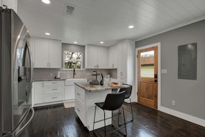 Casa, letti multipli, accesso alla piscina (264 S College St) | Cucina privata | Frigorifero, microonde, forno, piano cottura