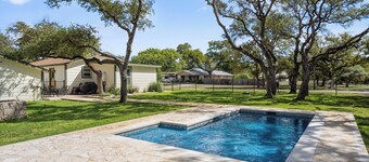 Upscale Home With Pool and Firepit - Close to Mercer St!