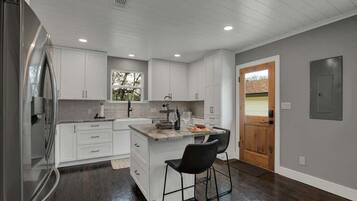 Casa, varias camas, acceso a la piscina (264 S College St) | Cocina privada | Cafetera o tetera y tostadora