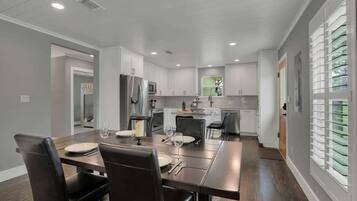 Casa, letti multipli, accesso alla piscina (264 S College St) | 3 camere, con stile personalizzato, con arredamento individuale