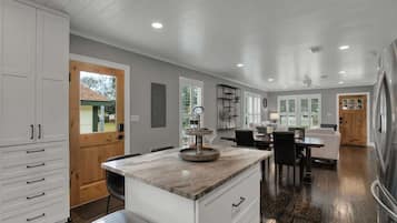 Casa, varias camas, acceso a la piscina (264 S College St) | Restauración