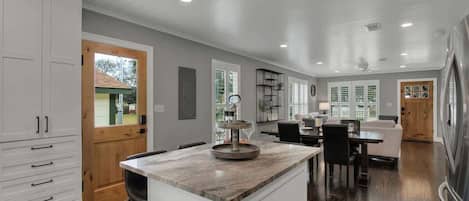 Ferienhaus, Mehrere Betten, Poolzugang (264 S College St) | Speisen