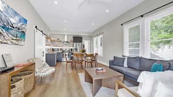 House, Multiple Beds, Patio, City View (215 Mistletoe- A) | Living area