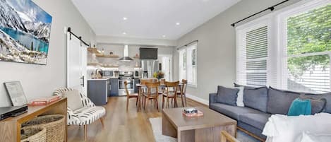 Maison, plusieurs lits, patio, vue ville (215 Mistletoe- A) | Coin séjour