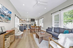 Ferienhaus, Mehrere Betten, Terrasse, Stadtblick (215 Mistletoe- A) | Wohnbereich