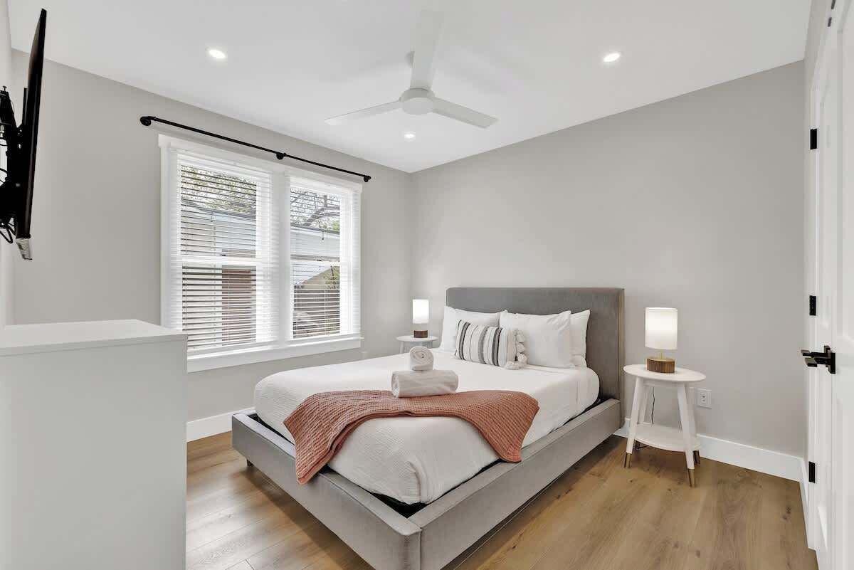 Casa, várias camas, varanda, vista para a cidade (215 Mistletoe- A) | Vista do quarto