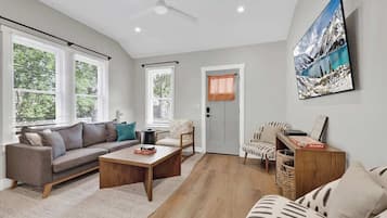 House, Multiple Beds, Patio, City View (215 Mistletoe- A) | Living area