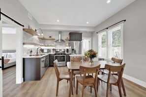 Casa, várias camas, varanda, vista para a cidade (215 Mistletoe- A) | 3 quartos, individualmente decorados, individualmente mobiliados