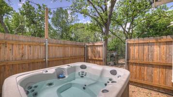 Cottage, 1 Tempat Tidur King, hot tub, pemandangan kota (215 Mistletoe- E) | Bathtub spa outdoor