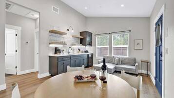 Cottage, 1 King Bed, Hot Tub, City View (215 Mistletoe- E) | Interior