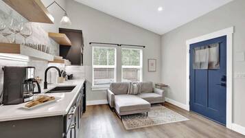 Cottage, 1 King Bed, Hot Tub, City View (215 Mistletoe- E) | Interior