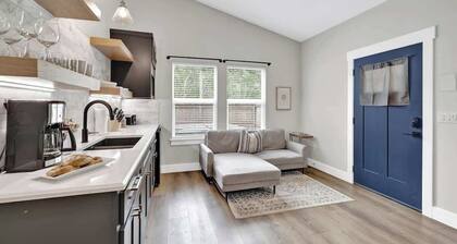 The Grove E With Hot Tub & King Bed - 2 Blks to Main