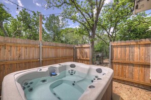 Cottage, 1 letto king, idromassaggio, vista città (215 Mistletoe- E) | Idromassaggio all'aperto