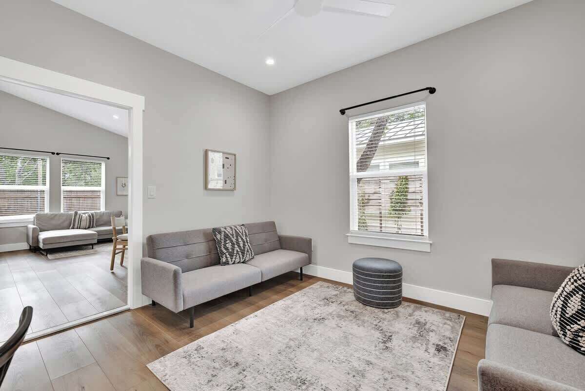 Cottage, 1 King Bed, Hot Tub, City View (215 Mistletoe- E) | Living area