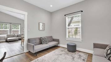 Cottage, 1 King Bed, Hot Tub, City View (215 Mistletoe- E) | Living area