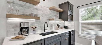 The Grove E With Hot Tub & King Bed - 2 Blks to Main