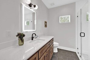 Cottage, 1 letto king, idromassaggio, vista città (215 Mistletoe- E) | Bagno | Asciugamani