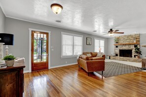 Living area - Bell Haus 15 Minute Walk to Main (Fredericksburg)