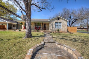 Exterior - Bell Haus 15 Minute Walk to Main (Fredericksburg)