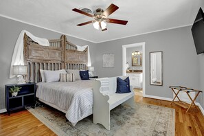 3 bedrooms, individually decorated, individually furnished, free WiFi - Bell Haus 15 Minute Walk to Main (Fredericksburg)