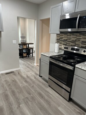 Kjøleskap, mikrobølgeovn, ovn og kokeplater