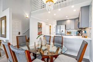 Condo superluxo | Área de estar | Smart TV 80 polegadas com canais digitais