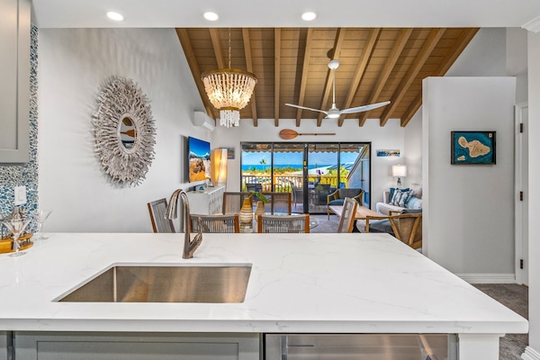 Luxury Condo | Dapur peribadi | Peti sejuk/penyejuk beku saiz penuh, ketuhar gelombang mikro, ketuhar