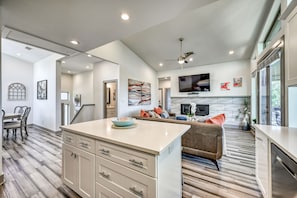 Maison, plusieurs lits, bain à remous | Cuisine privée | Réfrigérateur, micro-ondes, four, plaque de cuisson