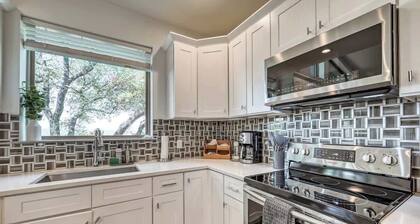 Upscale 5BR Home on Lake Travis With Hottub & Lake Views