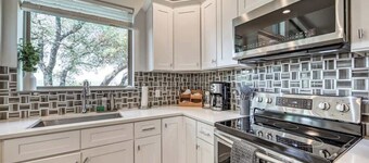 Upscale 5BR Home on Lake Travis With Hottub & Lake Views