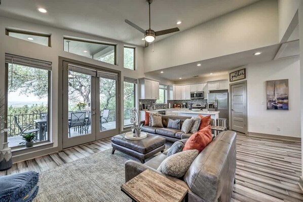 House, Multiple Beds, Pool Access (19007 Helmway Circle) | Living area