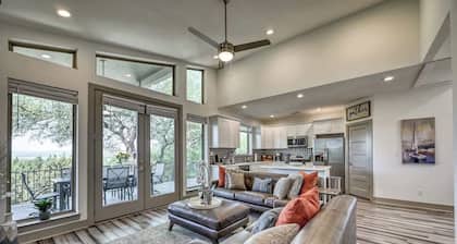 Upscale 5BR Home on Lake Travis With Hottub & Lake Views