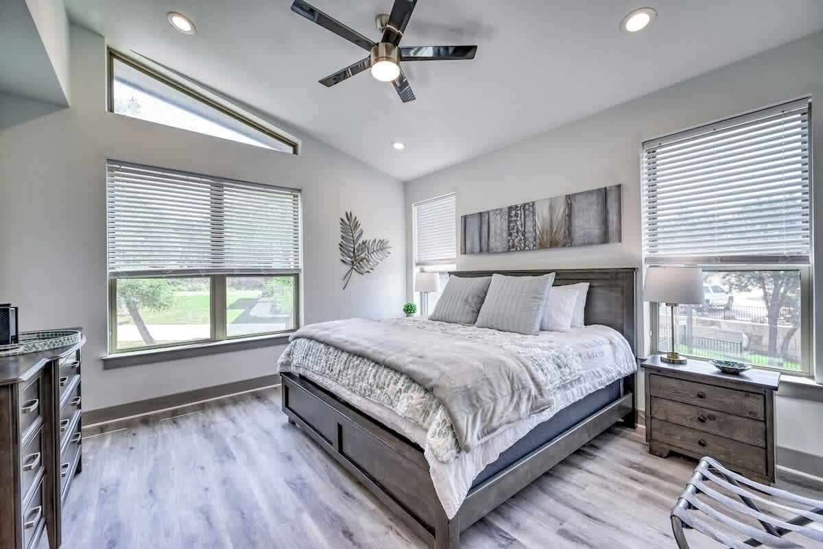 獨棟房屋, 多張床, 可使用泳池 (19007 Helmway Circle) | 5 間臥室、獨特裝潢、布置獨特、床單