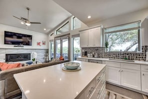 Casa, várias camas, acesso à piscina (19007 Helmway Circle) | Cozinha privada | Geladeira, micro-ondas, fogão, cooktop