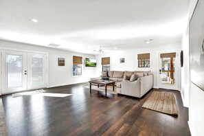 Living area - Waylons House-hot Tub Shared Party Barn With Games (Fredericksburg)