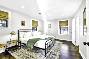 2 bedrooms, individually decorated, individually furnished, bed sheets - Waylons House-hot Tub Shared Party Barn With Games (Fredericksburg)