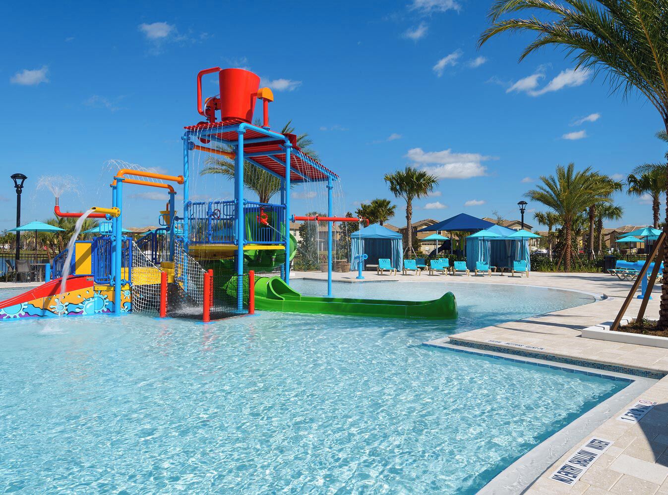 Parque acuático con piscina, toboganes y juegos.