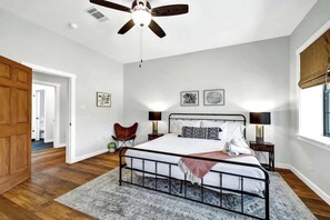 3 bedrooms, individually decorated, individually furnished, bed sheets - Willies House With Country Views - Shared Party Barn (Fredericksburg)