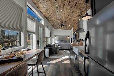 House, 1 King Bed, Hot Tub (430 GH Tr Waylon) | Private kitchen