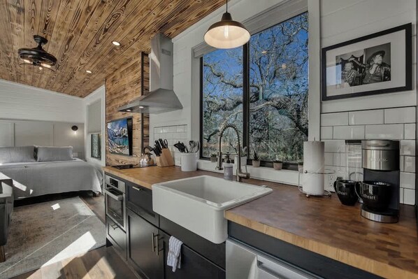 Talo, 1 suuri parisänky, poreamme (430 GH Tr Waylon) | Yksityinen keittiö | Kahvin-/teenkeitin