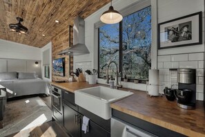 Casa, 1 cama de matrimonio grande, bañera de hidromasaje (430 GH Tr Waylon) | Cocina privada | Cafetera o tetera