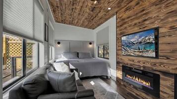 House, 1 King Bed, Hot Tub (430 GH Tr Waylon) | 1 bedroom, individually decorated, individually furnished, bed sheets