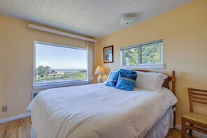 2 bedrooms, iron/ironing board, WiFi, bed sheets - Peaceful Cloverdale Home - Walk to Winema Beach (Cloverdale)