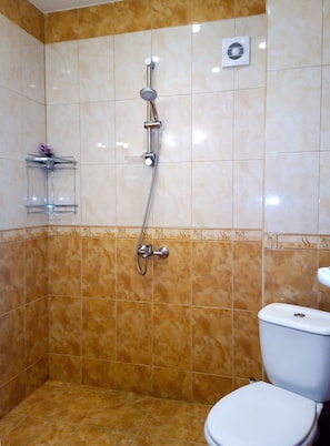 Een douche, een haardroger, handdoeken, zeep