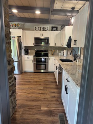 Frigorífico, microondas, horno y placa de cocina
