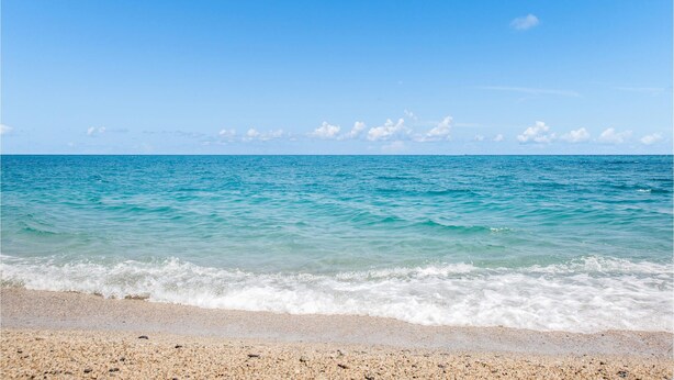 A beach with clear turquoise water and a sandy shore. - Pet friendly home in Trani with WiFi (Trani)