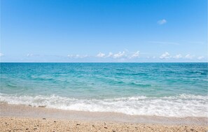 A beach with clear turquoise water and a sandy shore. - Pet friendly home in Trani with WiFi (Trani)